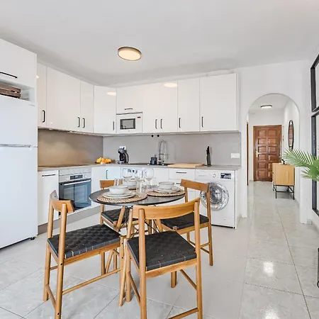 Ocean Walk Victoria Court 2 Modern With Terrace, Heated Pool, Netflix