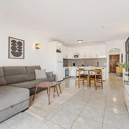 Apartment Ocean Walk Victoria Court 2 Modern With Terrace, Heated Pool, Netflix